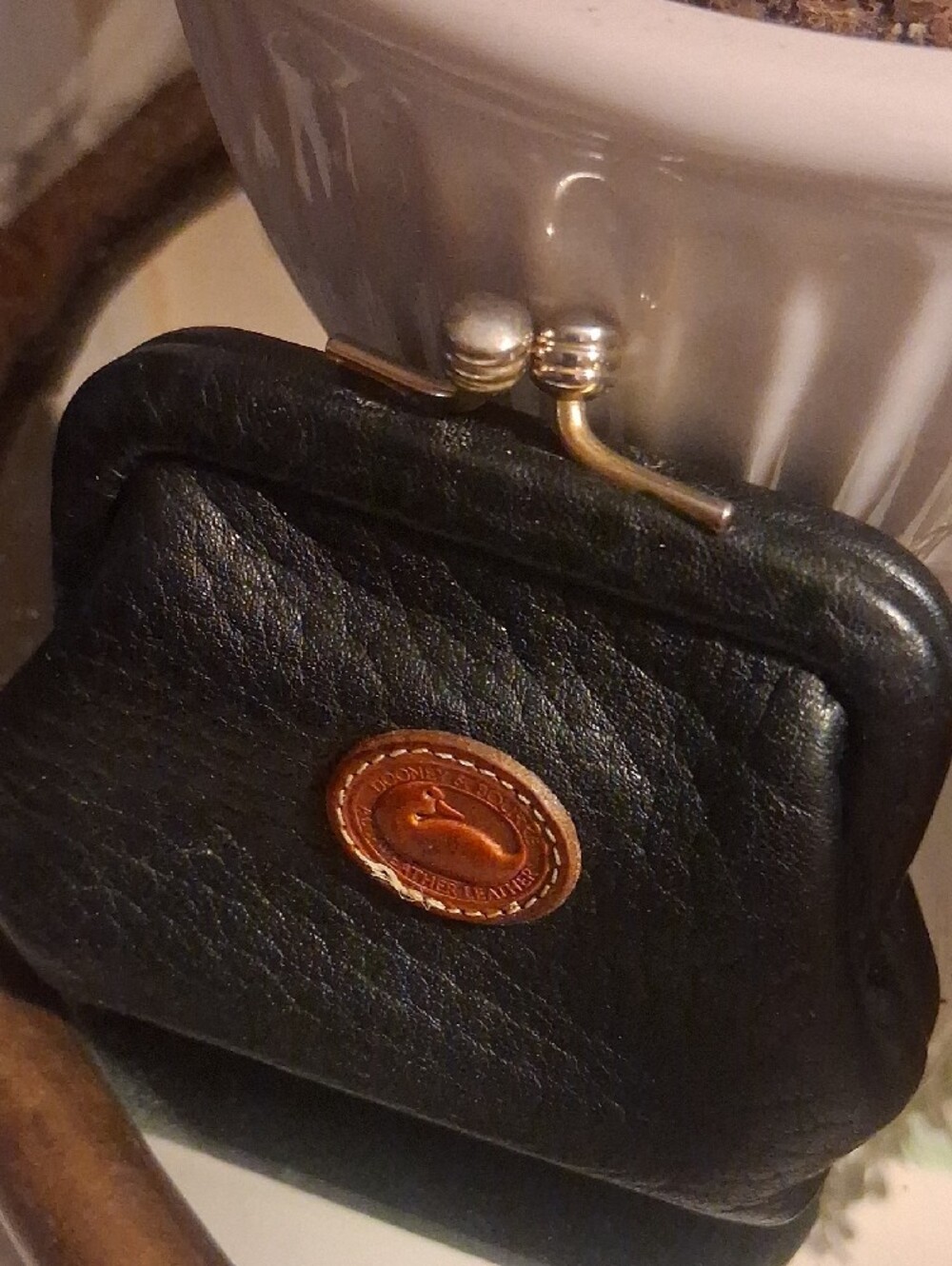 Vintage Dooney & Bourke Black Leather Kiss-Lock Coin Purse with Brown Logo Patch - Picture 4 of 10